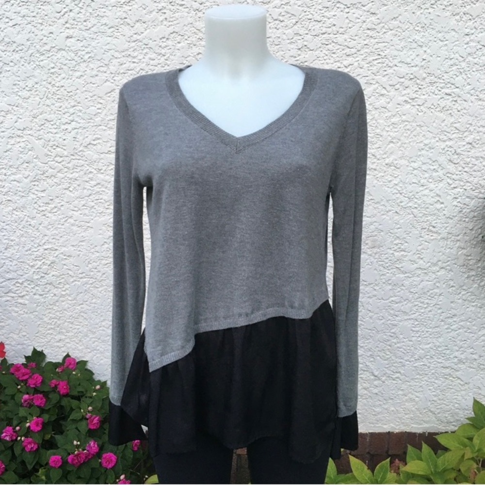 Central Park West Women’s Gray/Black V-Neck Sweater. Size Small